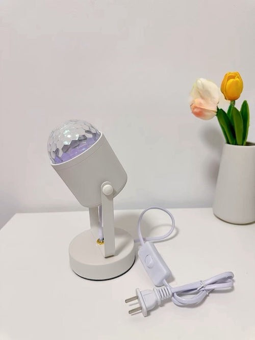 Lampe de table MAVI avec projecteur de vagues, design moderne en aluminium blanc, crée une ambiance relaxante.